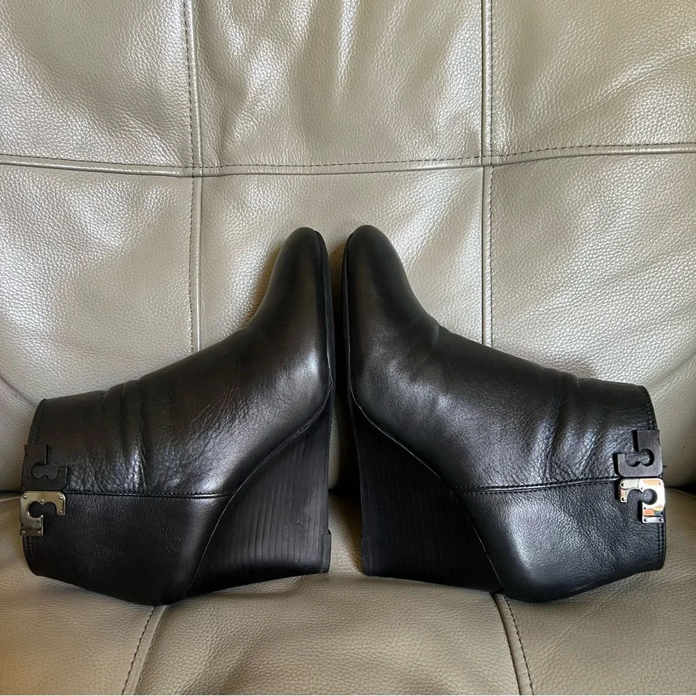 Tory Burch Black Leather Lowell Wedge Ankle Boots Sz 8.5 Classic Chic Minimalist